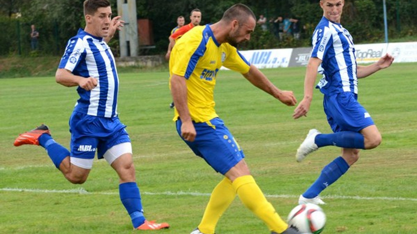 Derby v Družstevnej. Ľubomír Korijkov (vpravo) v súboji s Mikulášom Tóthom.