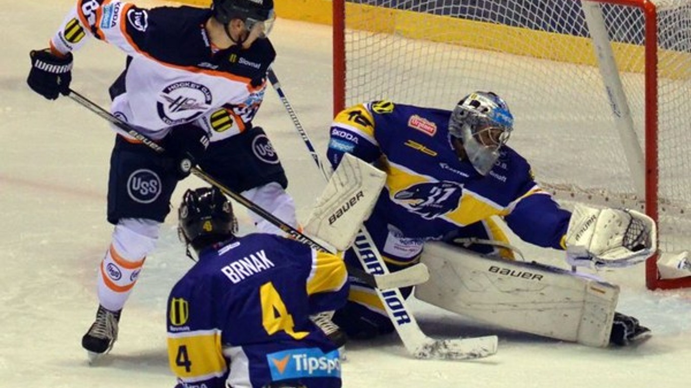 Na snímke vľavo hráč Košíc Tomáš Hrnka a brankár ŠHK 37 Piešťany Patrik Rybár.