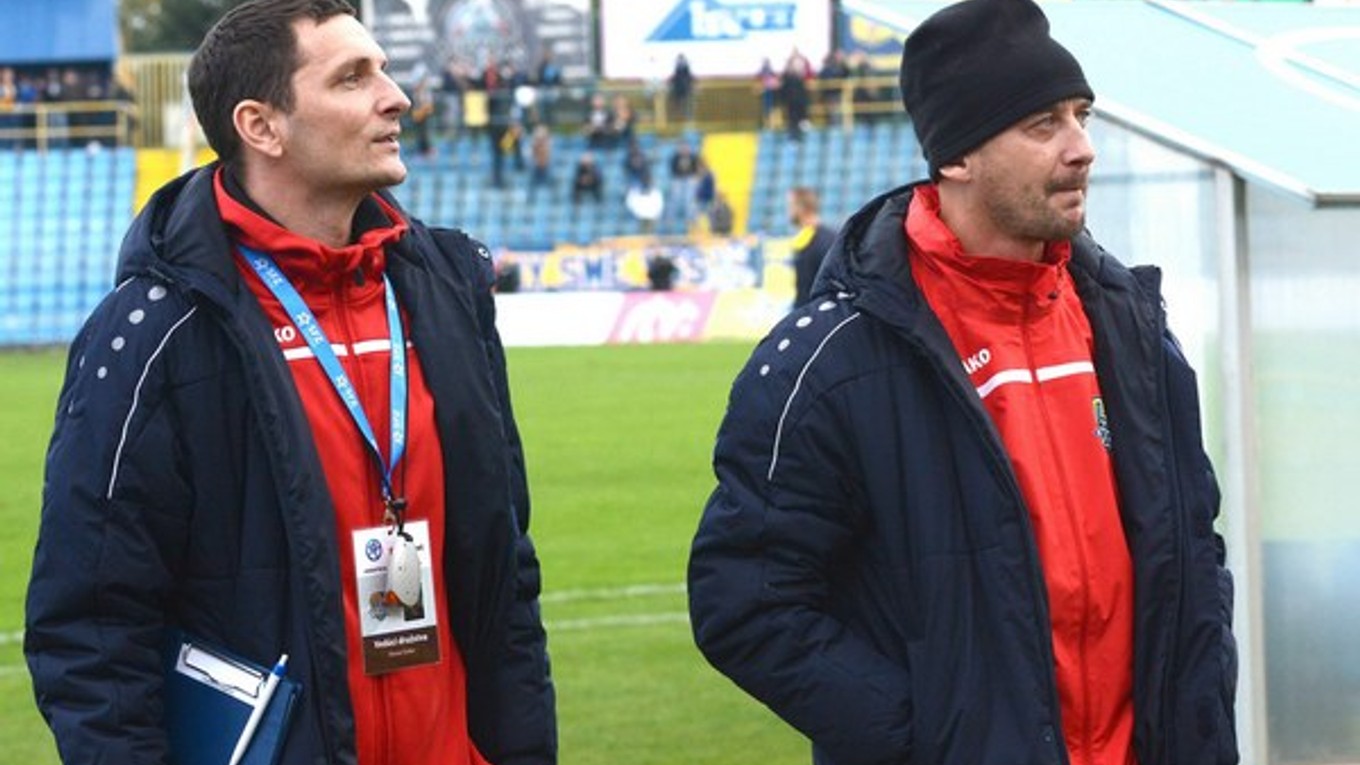 Asistent trénera. Ivan Lapšanský (vpravo) s technickým vedúcim  košického mužstva Romanom Šimkom.