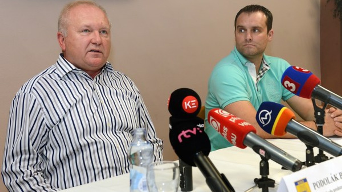 Prezident MFK Podolák statočne čelil otázkam novinárov.