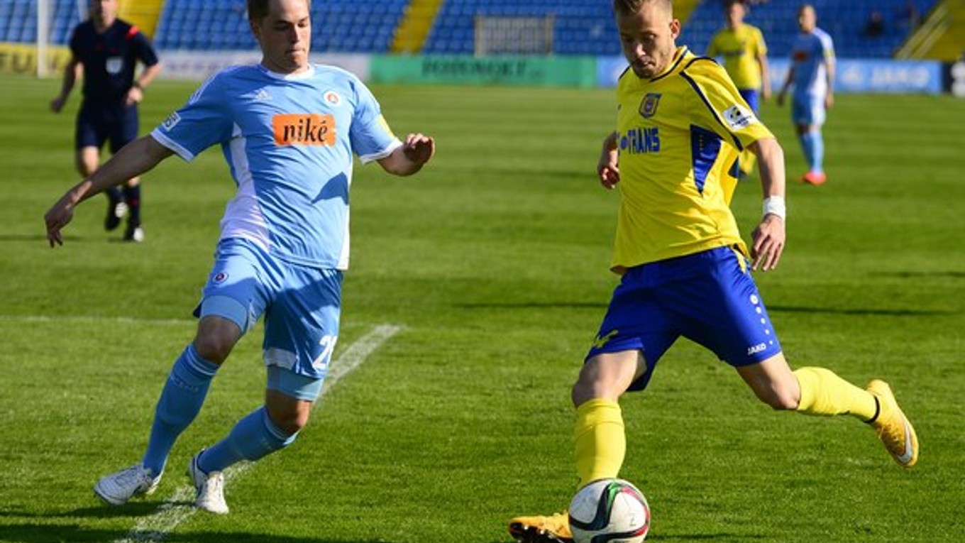 Strelec víťazného gólu. Proti Wisle Krakov ho dal František Pavúk, na obrázku vpravo v ligovom súboji so Slovanom.
