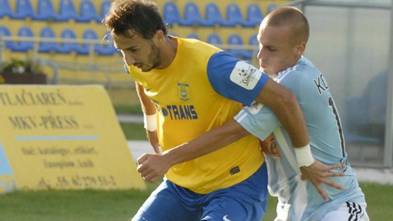 V košickom drese. Kamil Kuzma (vľavo) v súboji so slovanistom Kopúnkom v sezóne 2012/13.