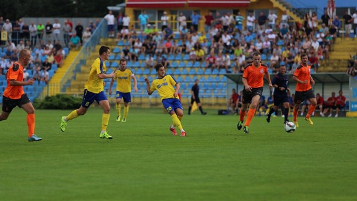 Košičania pred bránou Hanisky. Ich útok zakončuje Kamil Karaš.