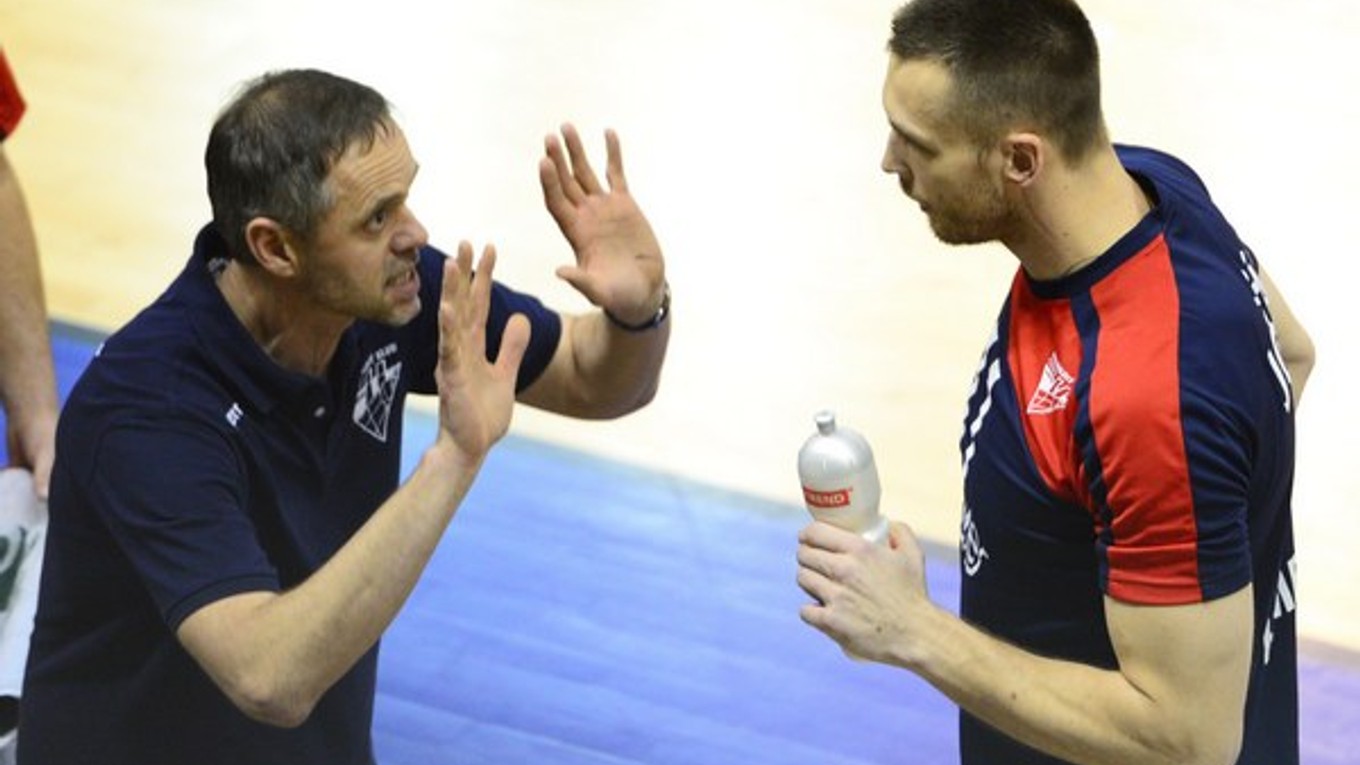 Košický tréner volejbalistov. Pre R. Vlkolinského (vľavo) je práca s mládežou jednou z priorít.