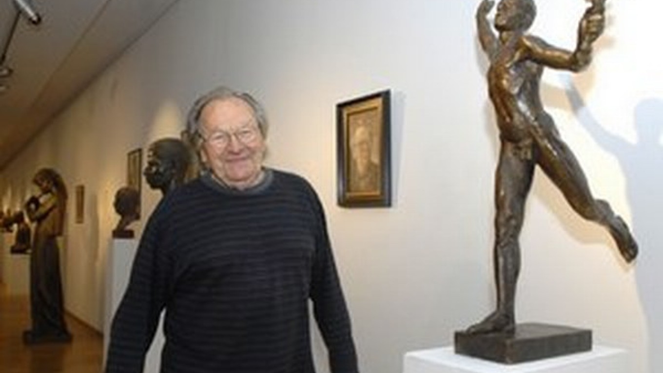 Arpád Račko so zmenšeninou sochy Maratónca.