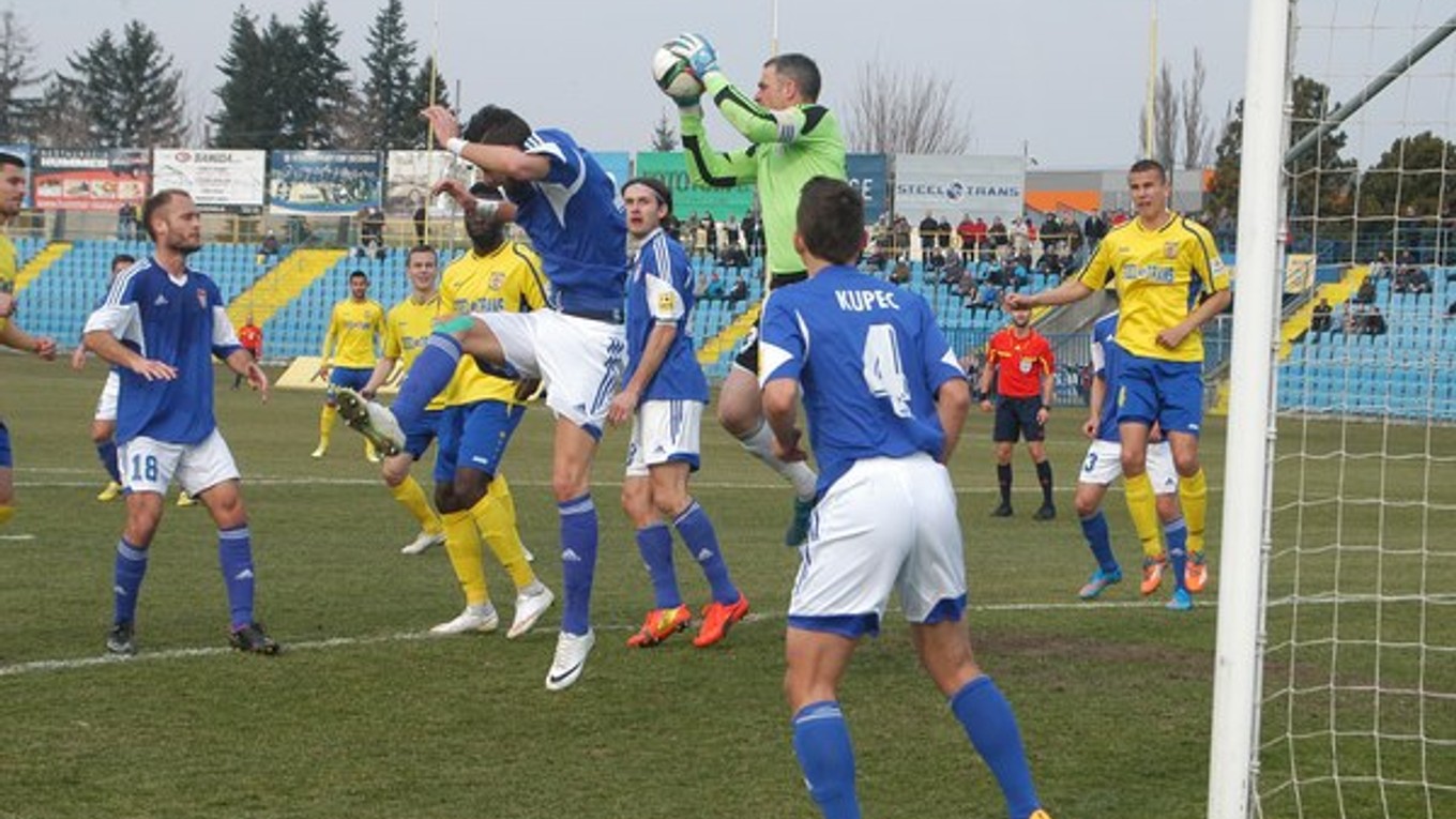 Vojaci odolali. Centrovanú loptu bezpečne stiahol brankár Dukly Boroš.