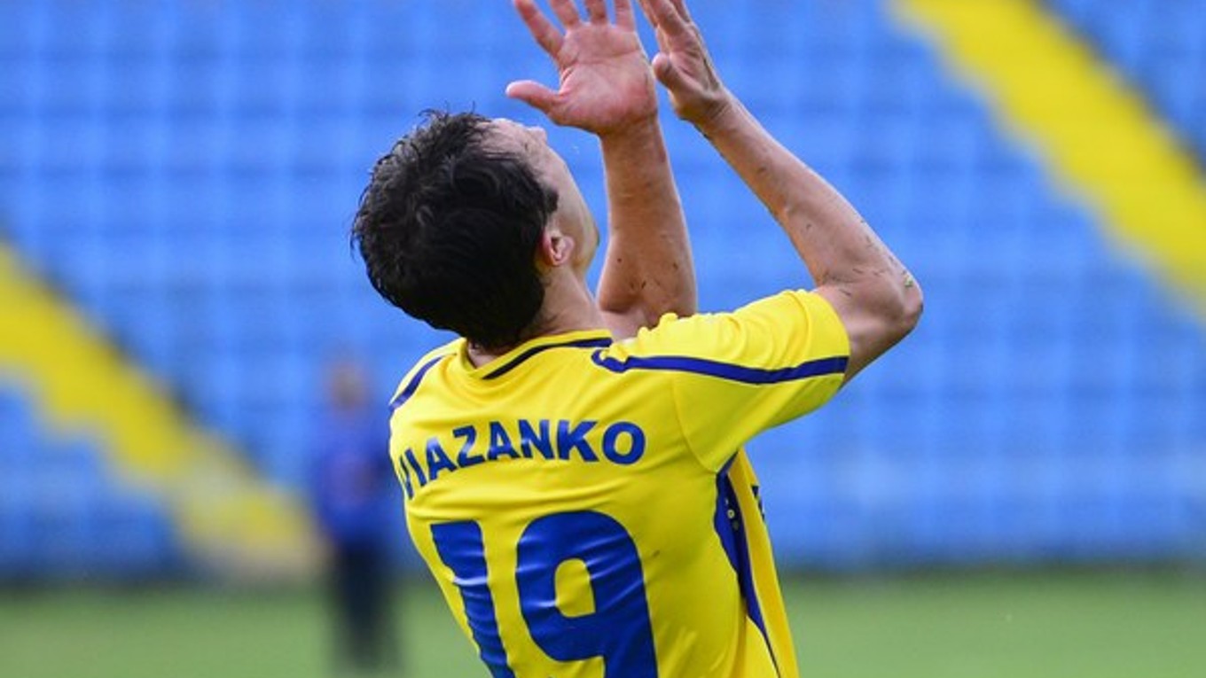 Miroslav Viazanko. Vzýva futbalového boha, aby im dal premieňať šance...