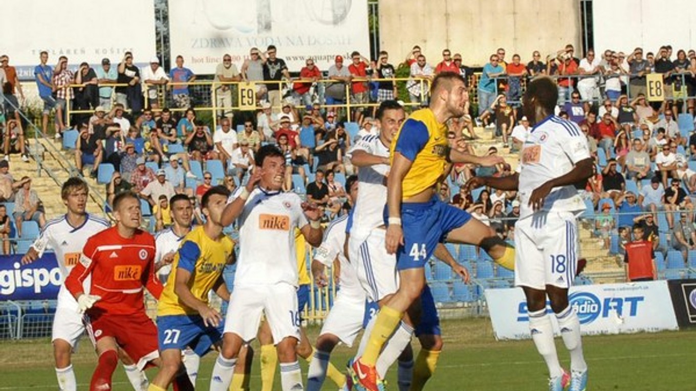 Prichádza Slovan. Fanúšikovia sa tešia.