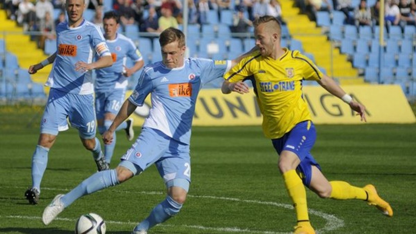 uraj Kotula z ŠK Slovan Bratislava (vľavo v popredí) a František Pavúk z MFK Košice (vpravo).