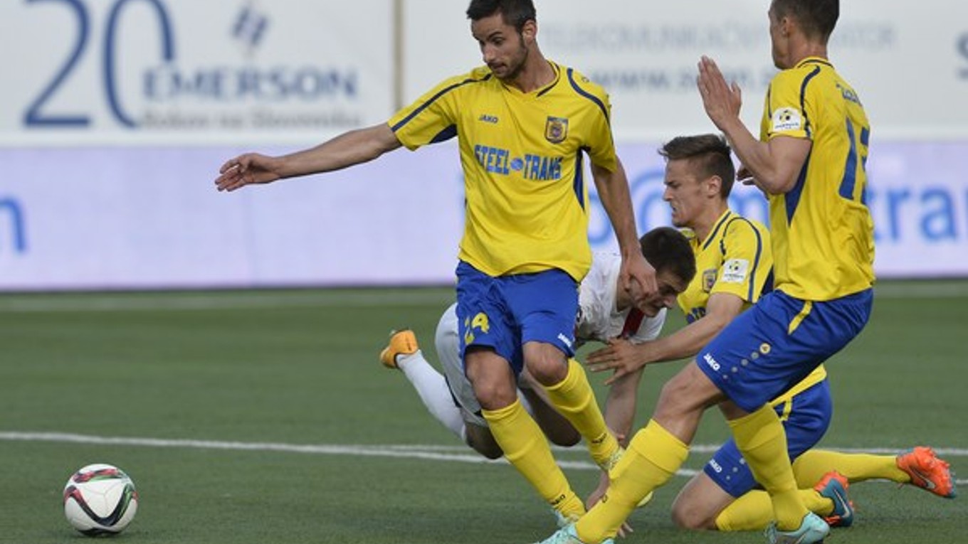 Košická obrana. Dordevič, Huk a Žebík (celkom vpravo) v akcii v Trenčíne.