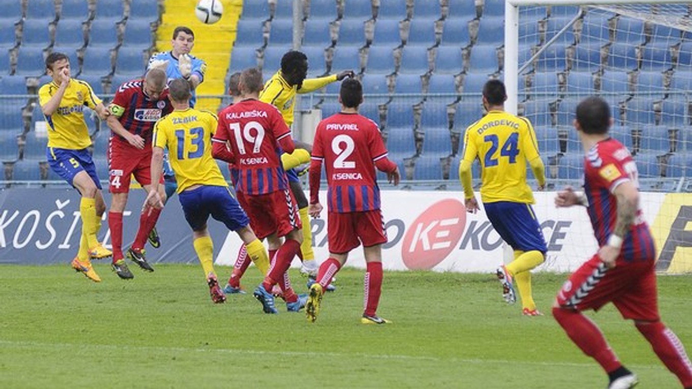 Pred bránou Senice. Zoltán Žebík má na chrbte trinástku.