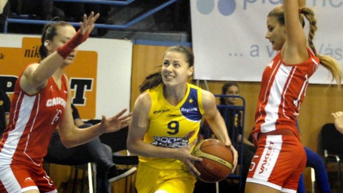 Košická rozohrávačka. Barbora Bálintová (v strede) pôsobila neúnavným dojmom.