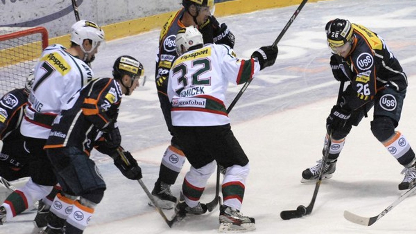 Prelomil streleckú smolu. Matúš Chovan (vpravo) čakal na gól 19 zápasov.