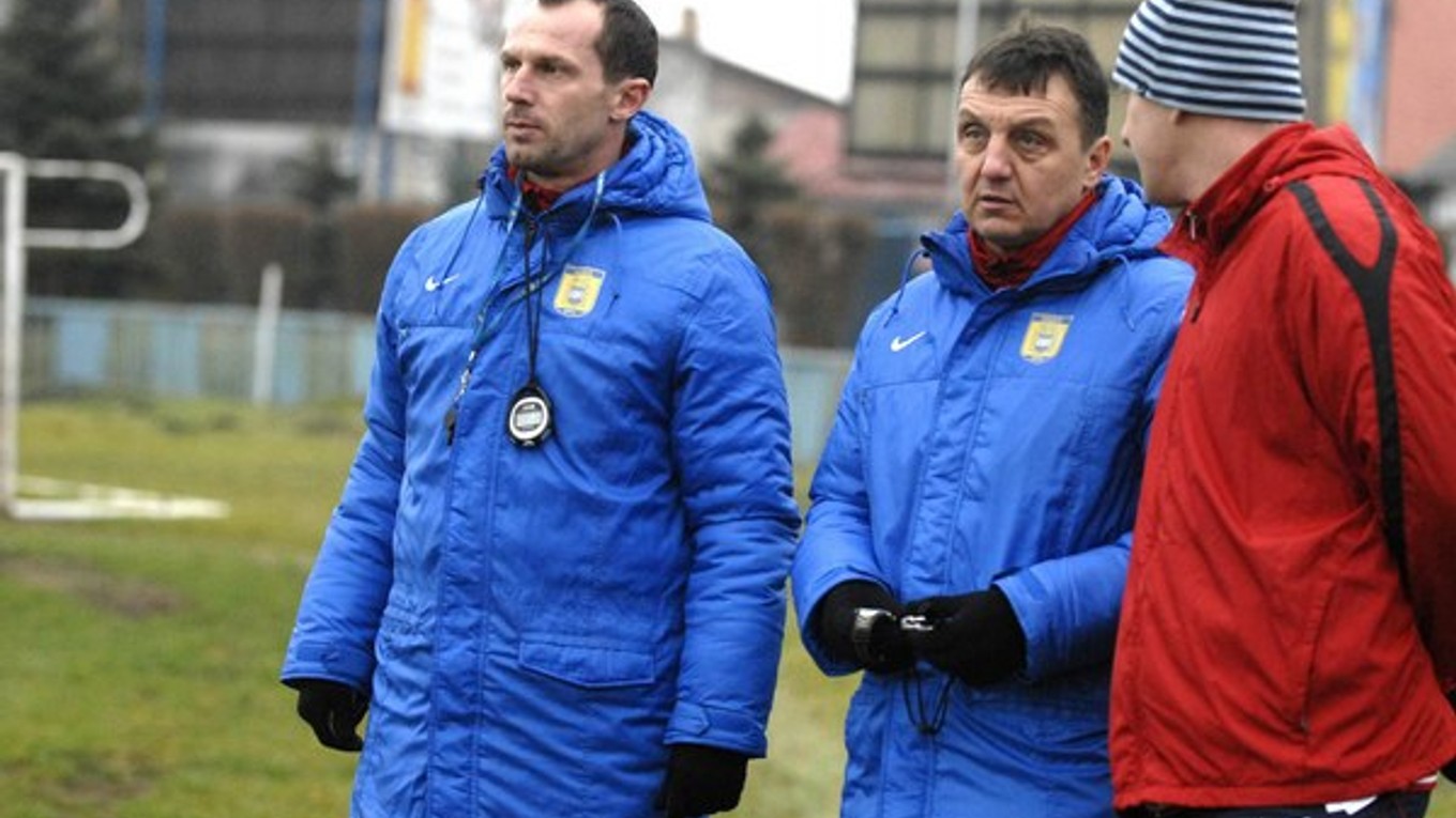 Dvojica trénerov. Radoslav Látal (vľavo) a Jiří Neček (v strede) nechcú v pohári nič podceniť.