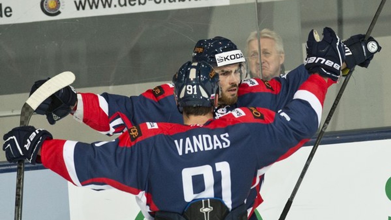 Radosť po góle. Adam Lapšanský sa spolu s Michaelom Vandasom teší z gólu proti Nemecku.
