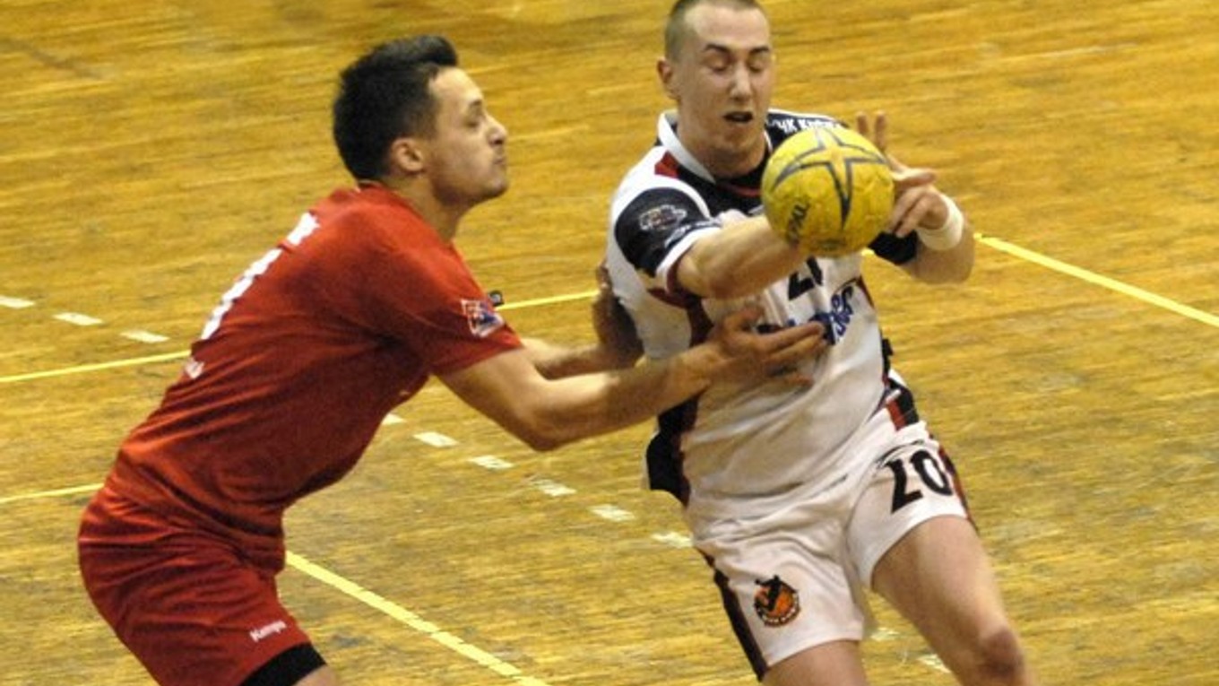 Norbert Müller. Košický rozohrávač (vpravo) v akcii.