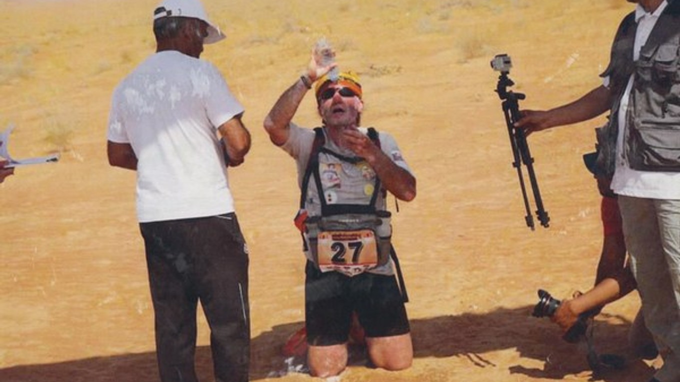 Vyčerpaný, ale šťastný. Imad Barakat v cieli púštneho ultramaratónu v Ománe.