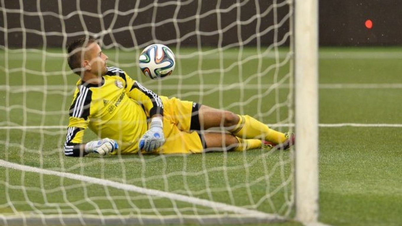 Brankár Podbrezovej Andrej Maťašovský v zápase AS Trenčín - ŽP Šport Podbrezová.