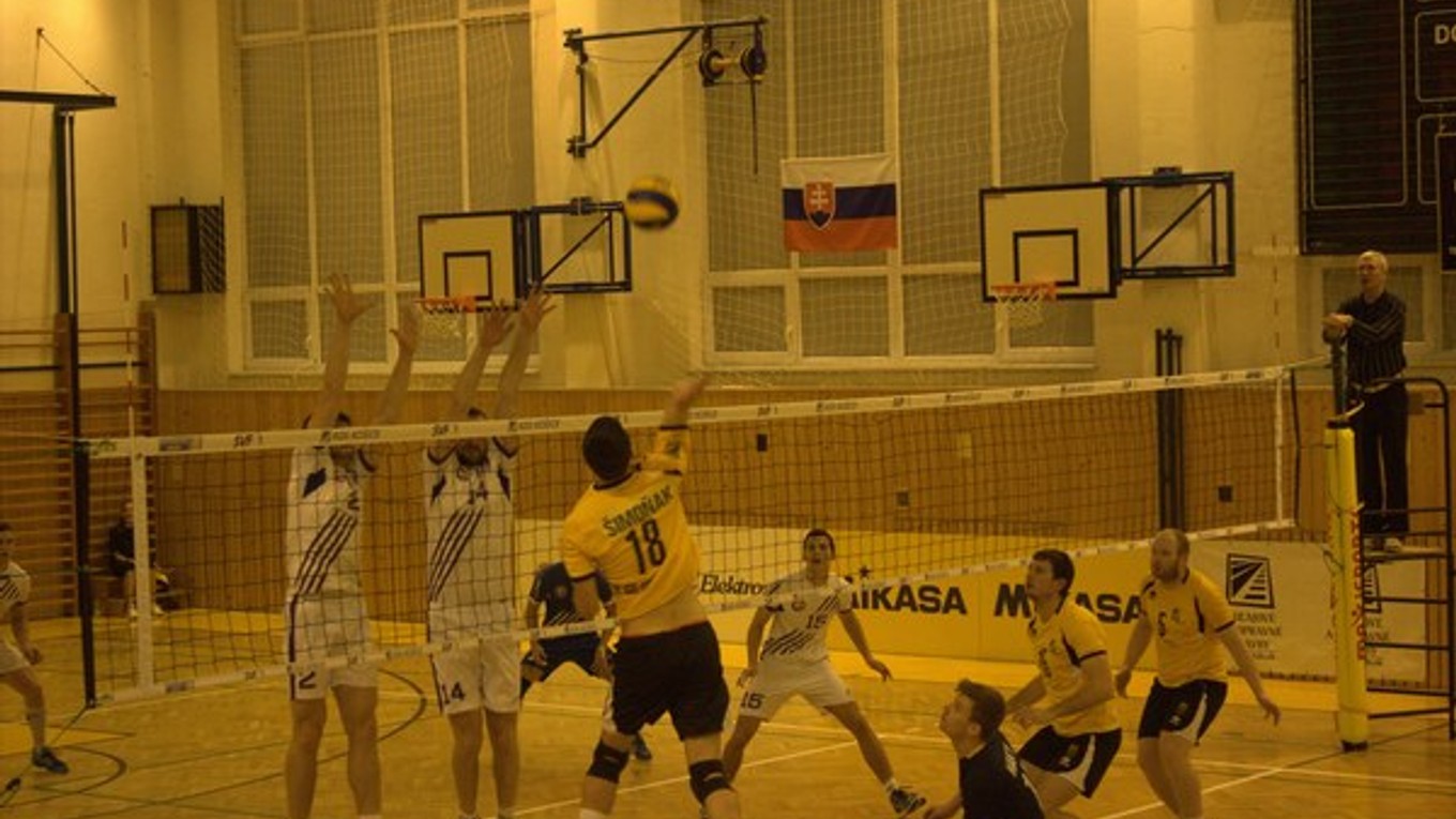 Súboj na sieti. Pavol Šimoňák (č. 18) vo svojej extraligovej premiére na domácej palubovke.
