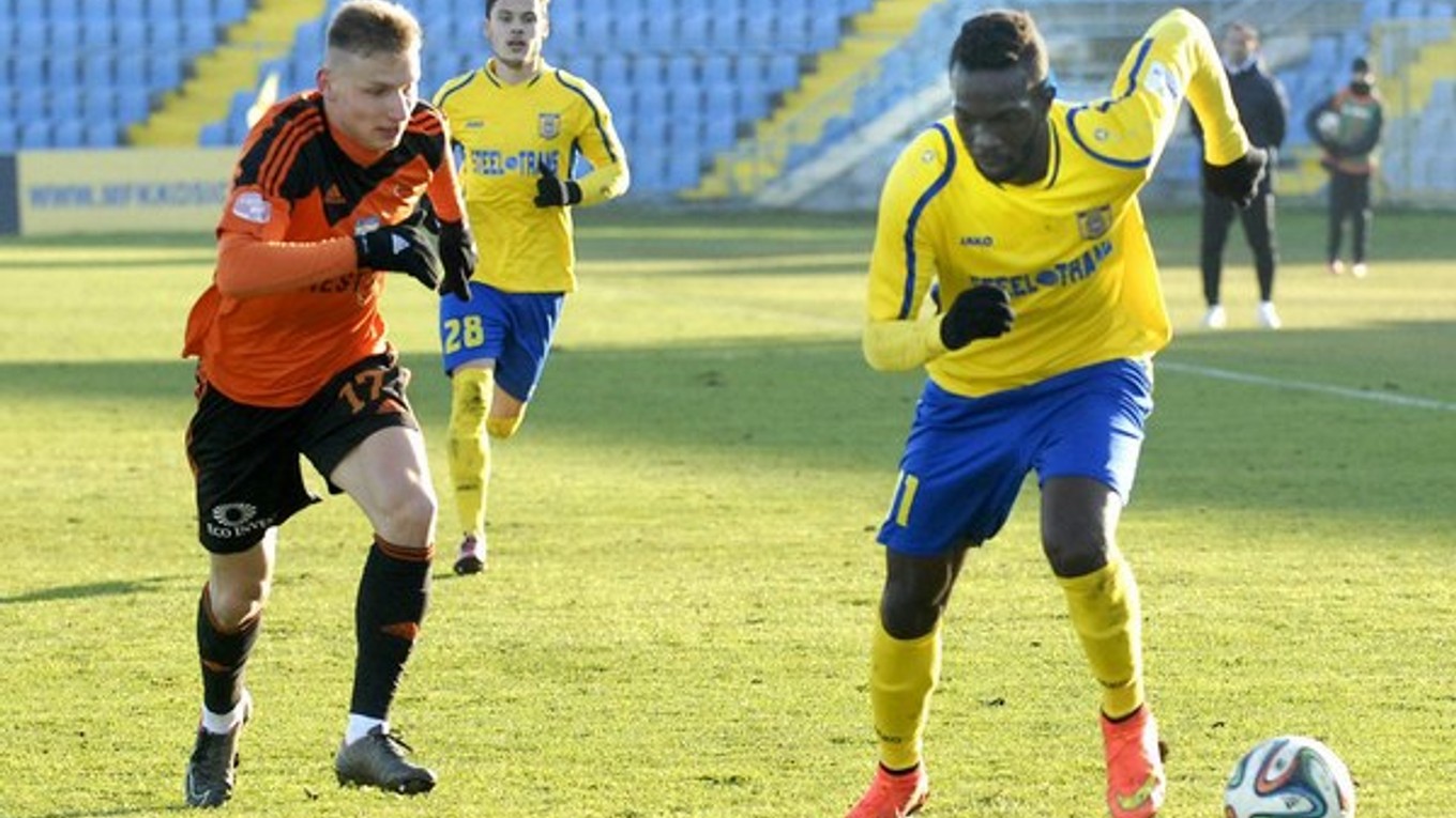 Oumar Diaby. Francúzsky legionár (vpravo) trénuje zatiaľ individuálne.