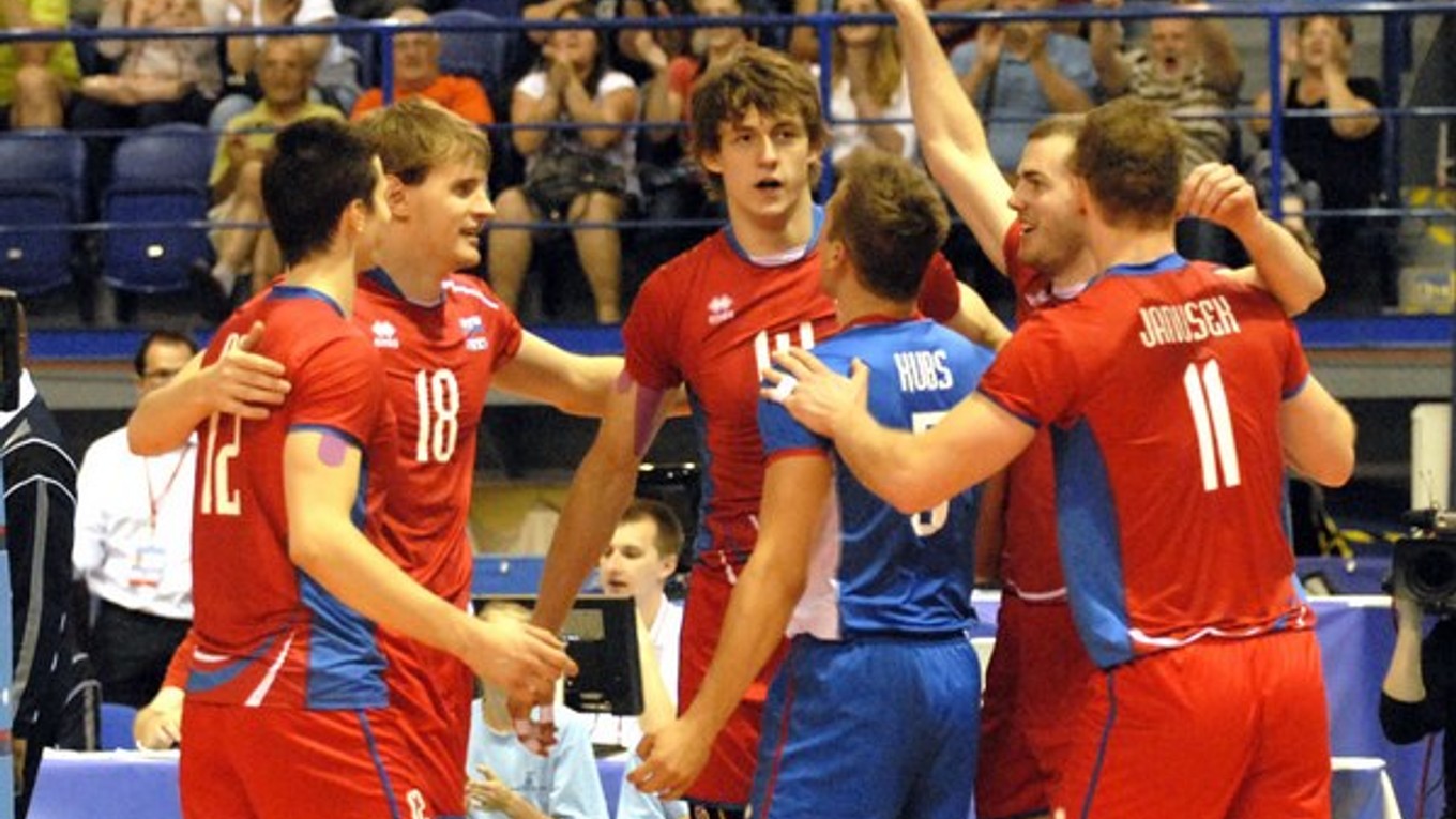 Šimon Krajčovič (v strede). Talent slovenského volejbalu.