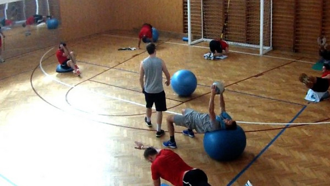 Peter Čížek (v strede) v akcii. Takto pripravoval hráčov pražskej Sparty.