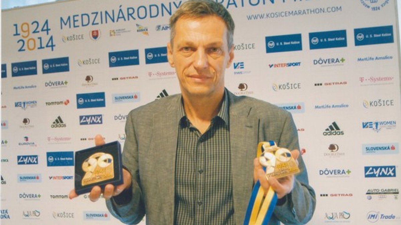 Najcennejší suvenír. Branislav Koniar pózuje s účastníckymi medailami.