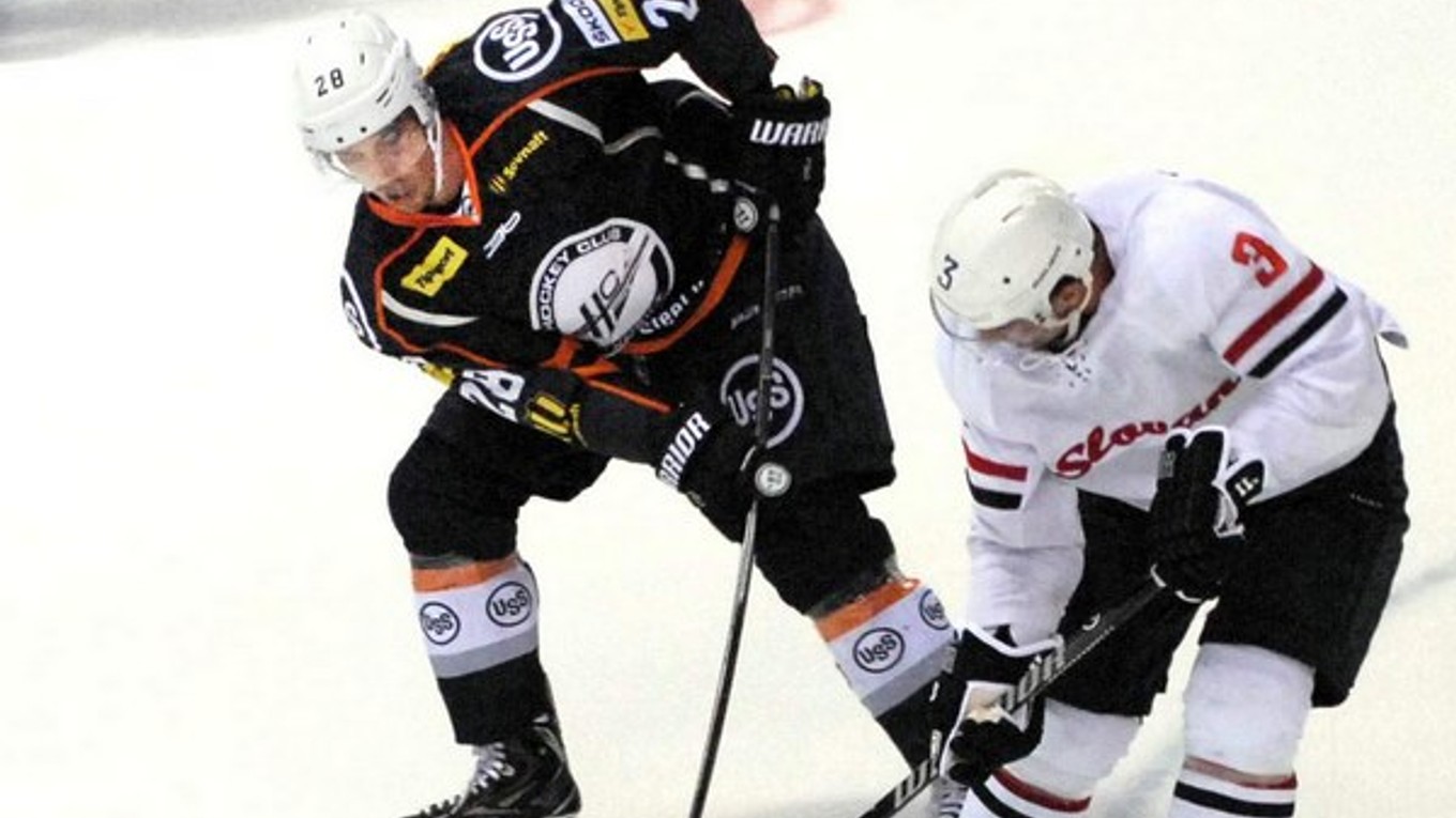 Košický obranca v súboji o puk. Juraj Cebák (vľavo) je oporou defenzívnych radov.