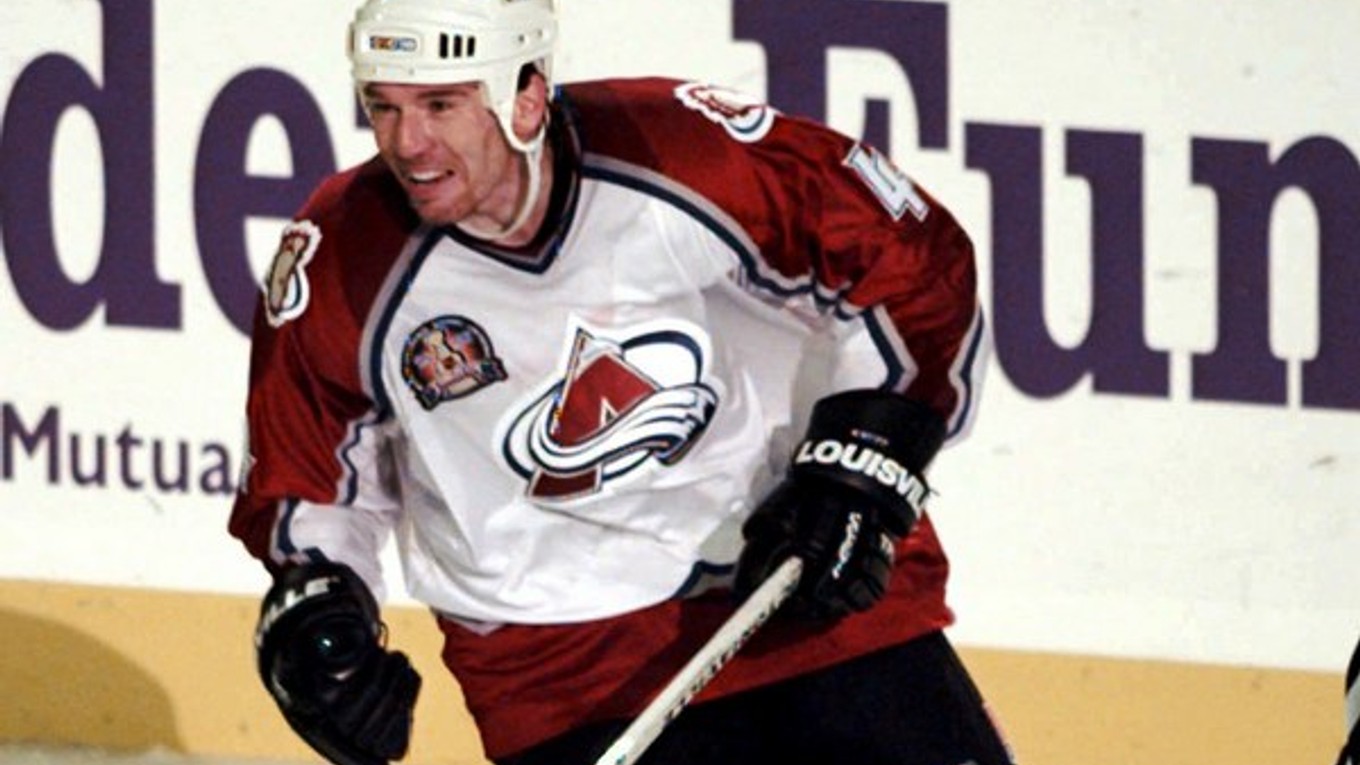 V NHL sa stal legendou. Takto sa Uwe Krupp v drese Colorada usmieval po strelení gólu vo finále Stanley Cupu 1996.