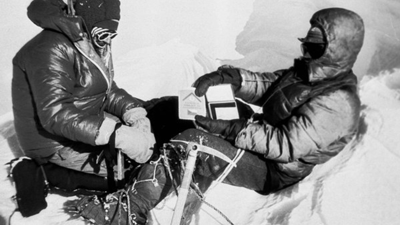 Na vrchole Everestu. Jozef Psotka (vľavo) a Zoltán Demján.