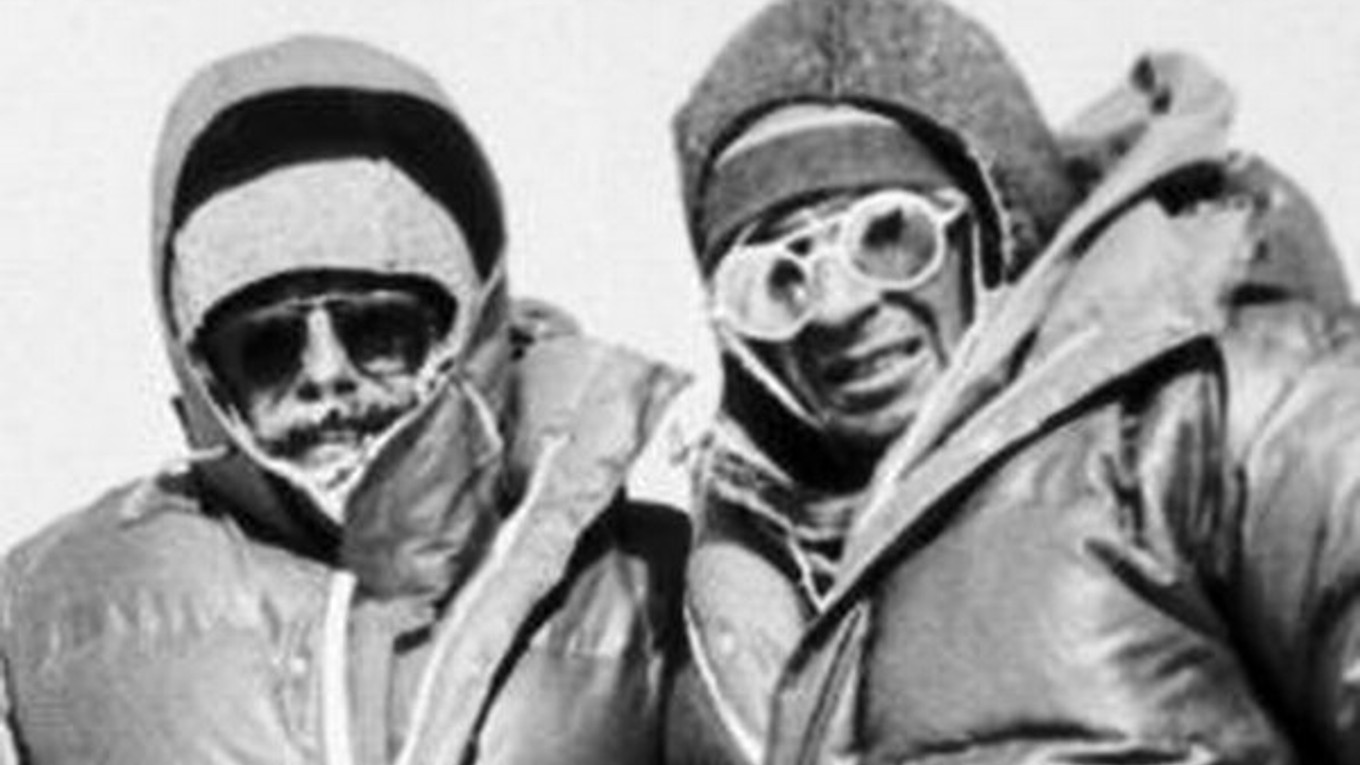 Jozef Psotka (vpravo) so Zoltánom Demjánom na vrchole Mt. Everestu, ktorý sa mu stal v roku 1984 osudným.