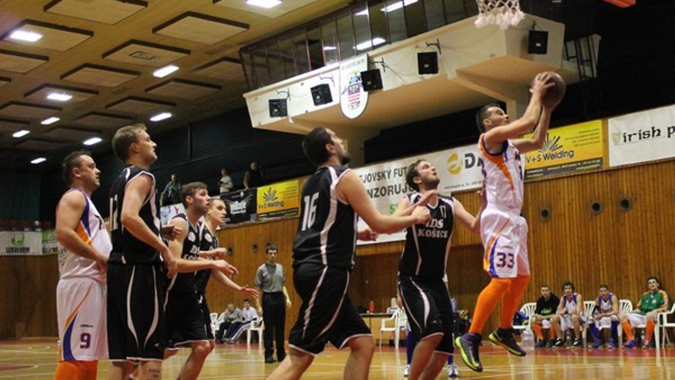 Kapitán S. Jendrichovský vpravo vo výskoku s loptou.