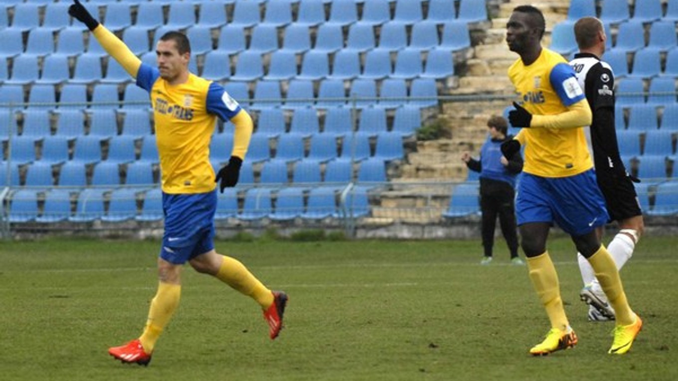 Košickí strelci. Takto sa Ján Novák radoval z gólu proti Myjave, a vtedy mu Oumar Diaby (za ním) tú radosť trochu závidel...