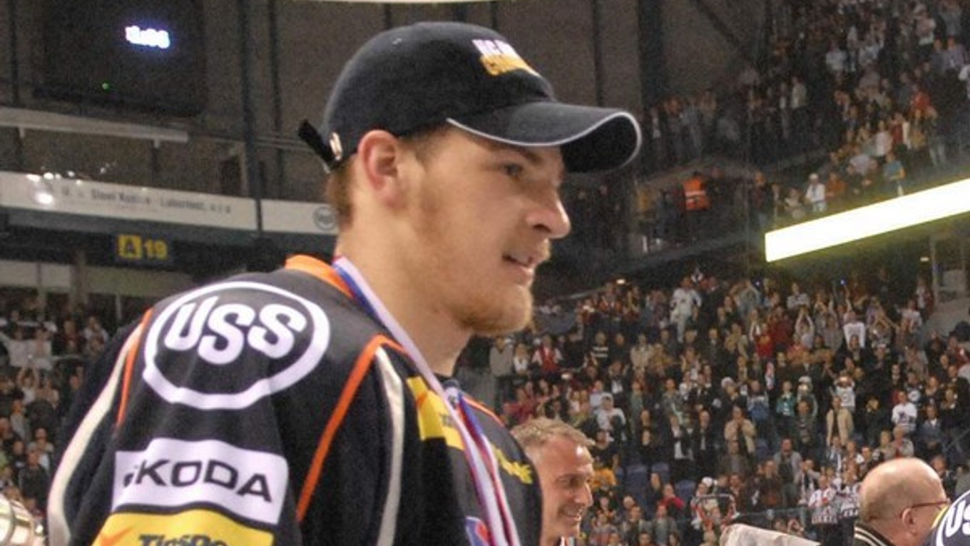Útočník HC Tomáš Hrnka bojoval proti „svojim“.