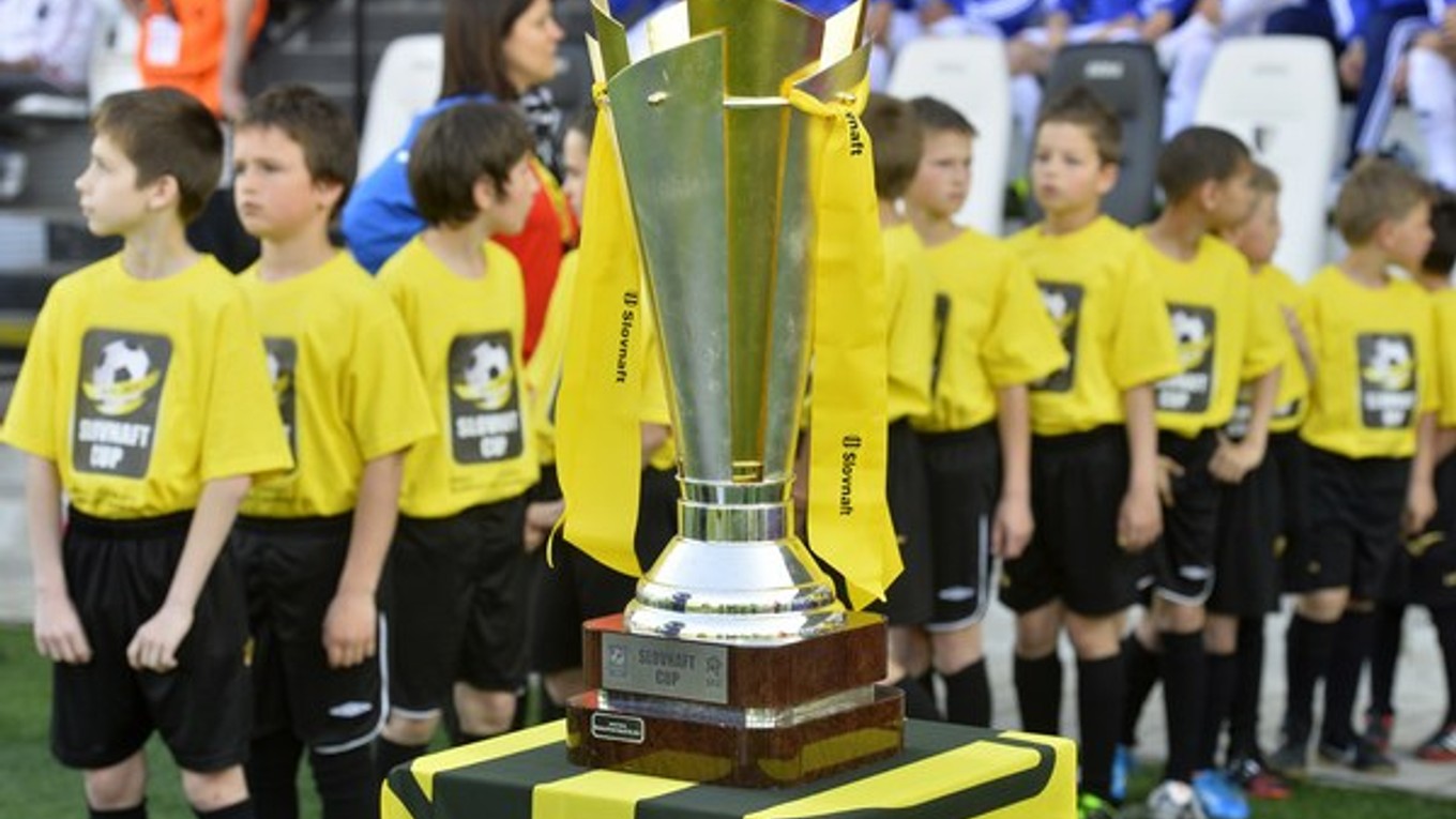 Pohár pre víťaza finálového zápasu Slovenského pohára Slovnaft Cup získali futbalisti Košíc.