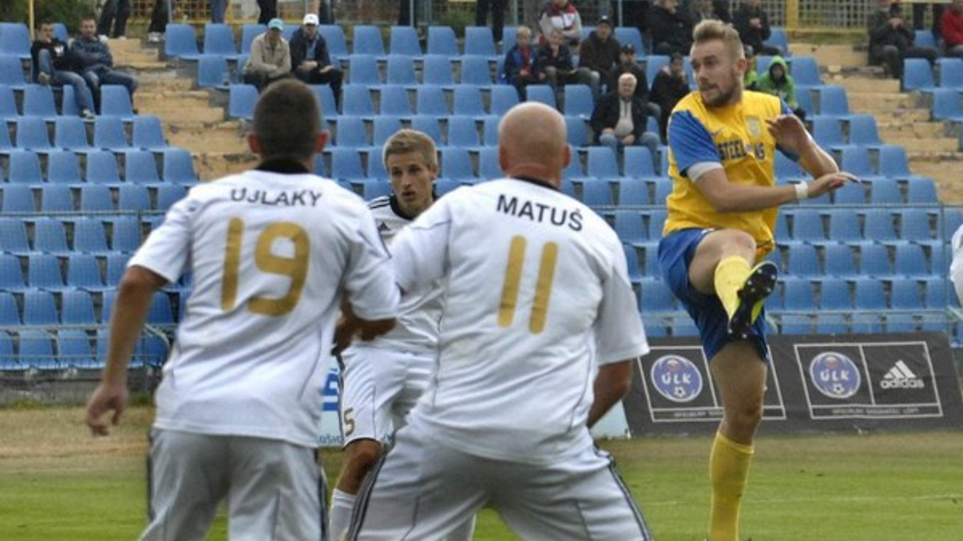 Košické štandardky. Do súperovej šestnástky chodí na ne aj Juraj Hovančík (v strede).