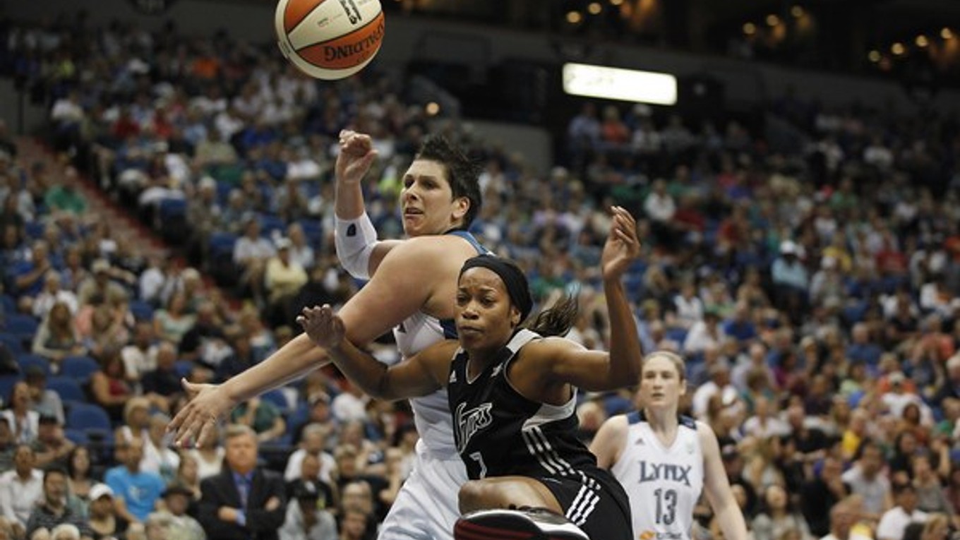 Spoliehajú sa na posilu. Jia Perkinsová (vpravo) by mala byť strelkyňou.