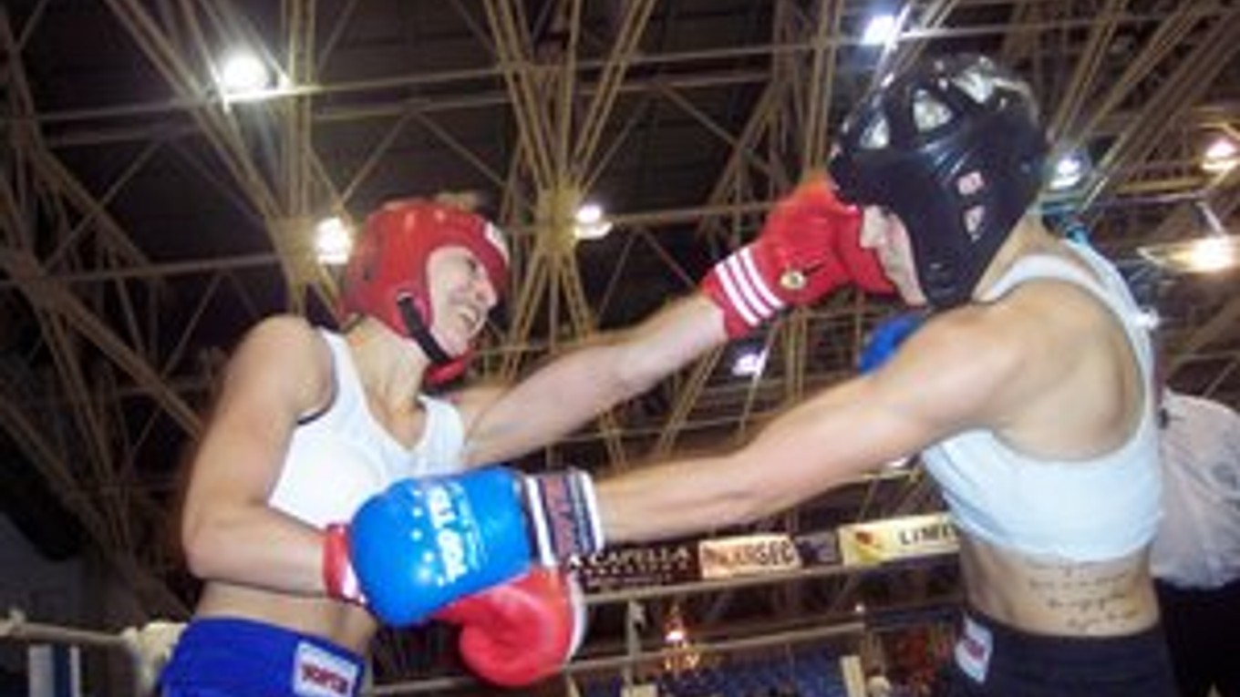 „Tiger“ v akcii. Veronika Petríková (vľavo) „nakladá“ vo finále Maďarke Dyekissovej.