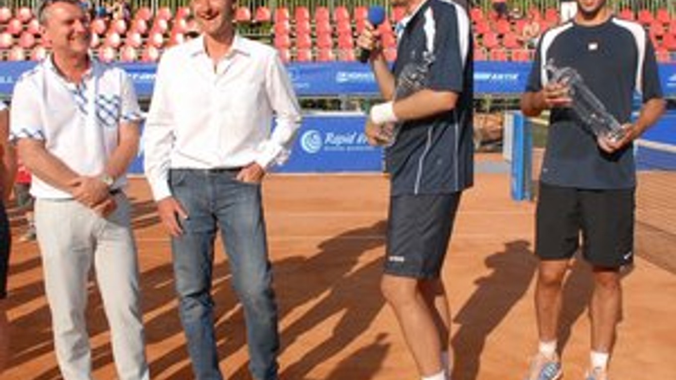 Technický riaditeľ. Branislav Stankovič (vľavo) pri odovzdávaní ceny víťazom štvorhry.