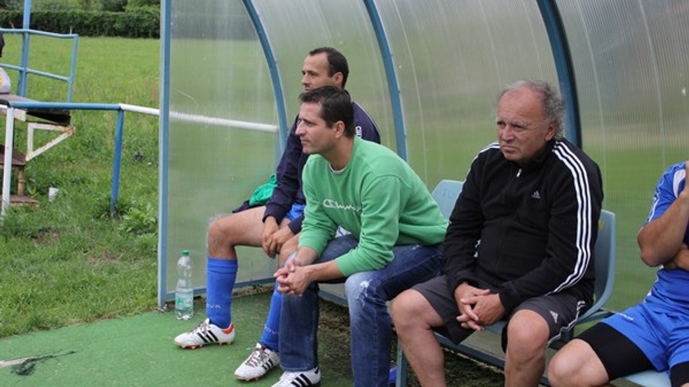 V príprave. Proti V. Opátskemu sedeli na lavičke Kalše ešte obaja. Nový kouč Robert Žaludek (druhý zľava) a vedľa neho už športový manažér Pavol Harda.