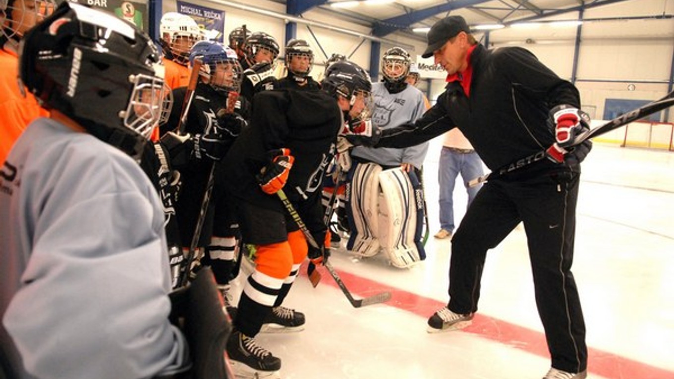 Peter Bondra v akcii. V letnom kempe radil malým hokejistom.