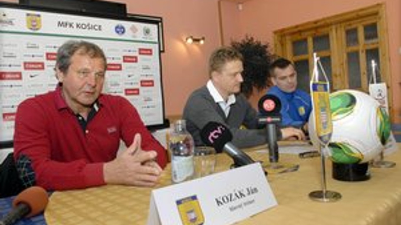 Triumvirát MFK. Zľava tréner Ján Kozák, športový riaditeľ Ivan Kozák a kapitán mužstva Peter Šinglár.