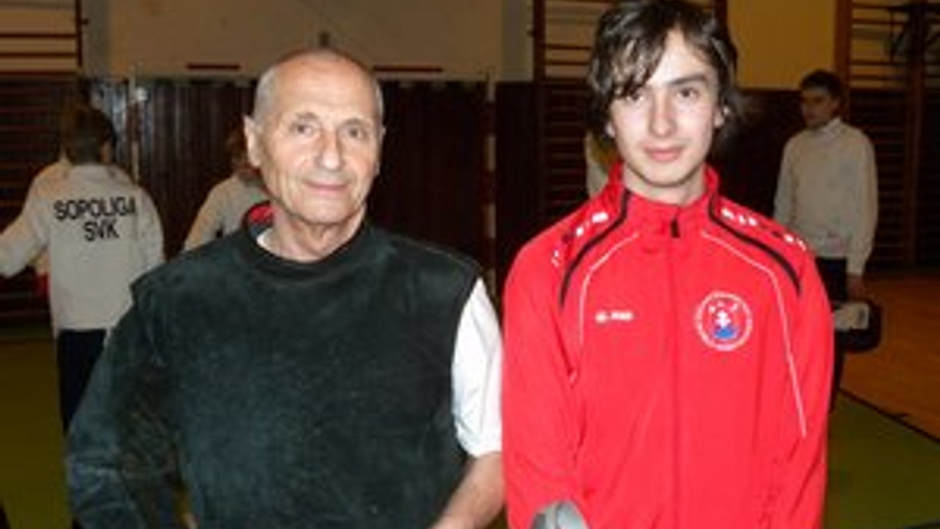 Tréner a jeho zverenec. Tibor Šafárik a talentovaný kordista Adrián Andrási (vpravo).