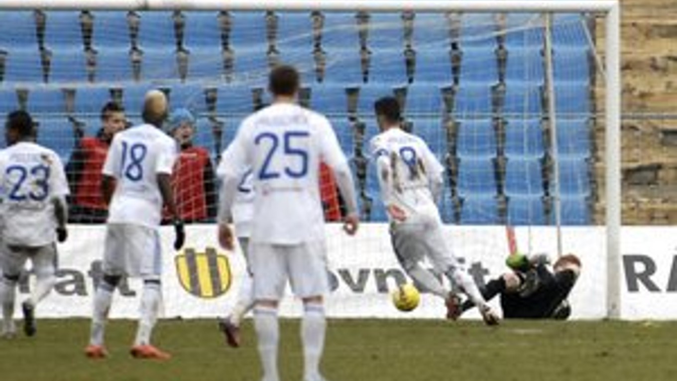 Druhý gól Slovana. Matúš Ružinský loptu takmer mal...