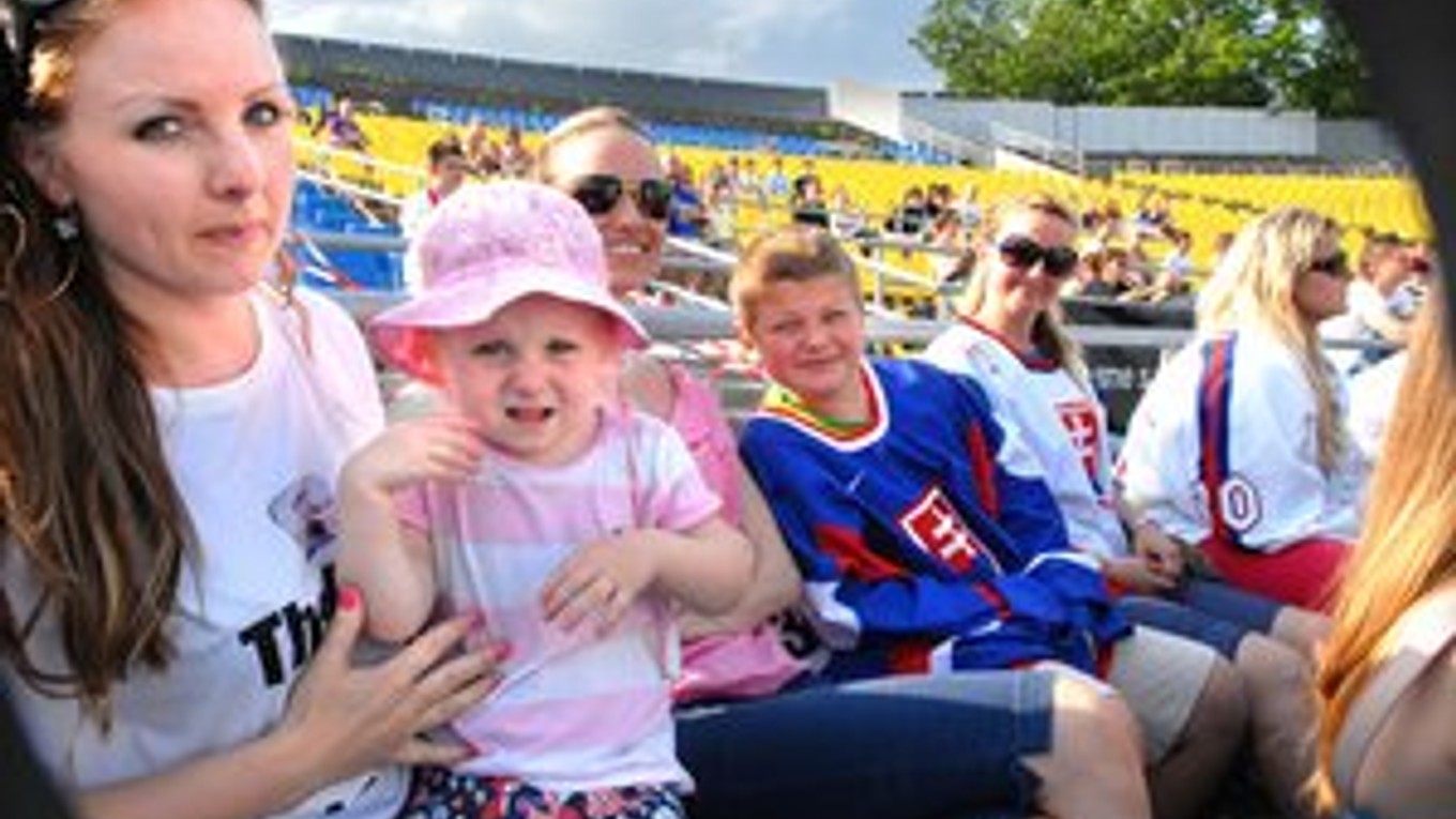 Rasťov rodinný fanklub. Brankára Staňu prišli podporiť aj manželka Jana s dcérou Lily (vľavo), či jeho sestra (vpravo).