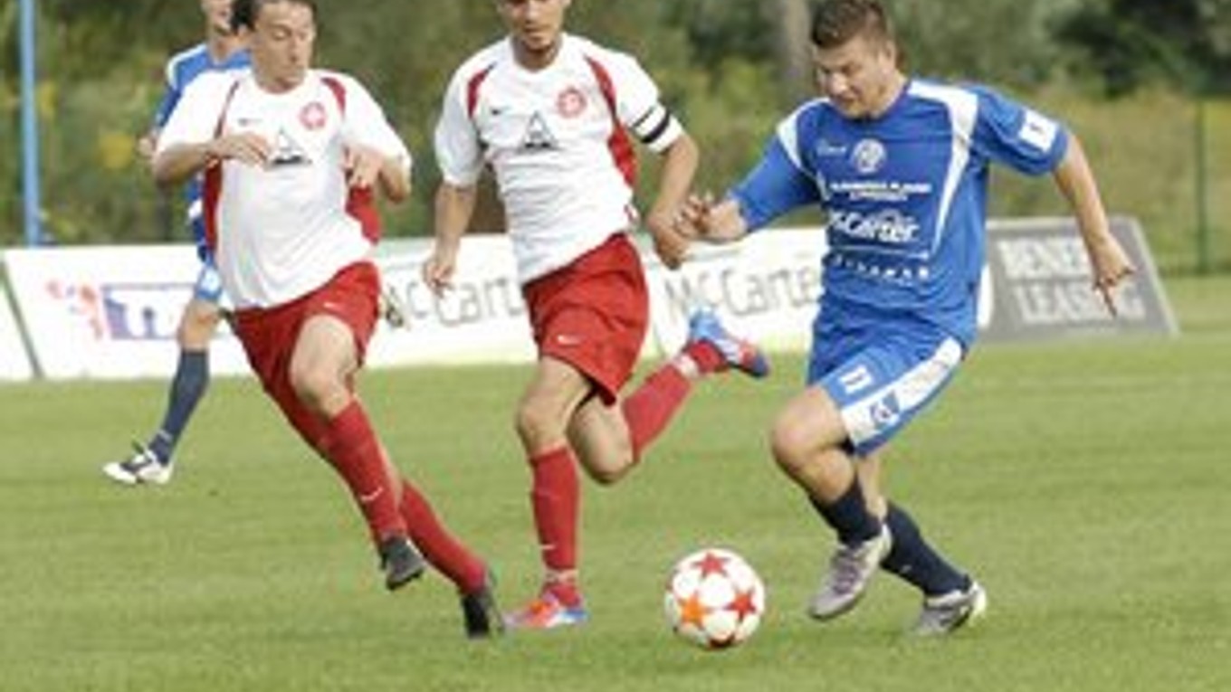 Akcia. Ani snaha Biľa z Lok. Košice (vpravo) gól nepriniesla.