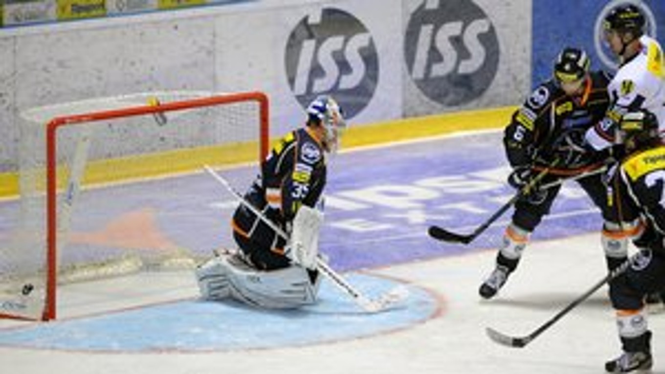 Brankár Košíc Alexander Hylák inkasuje tretí gól.