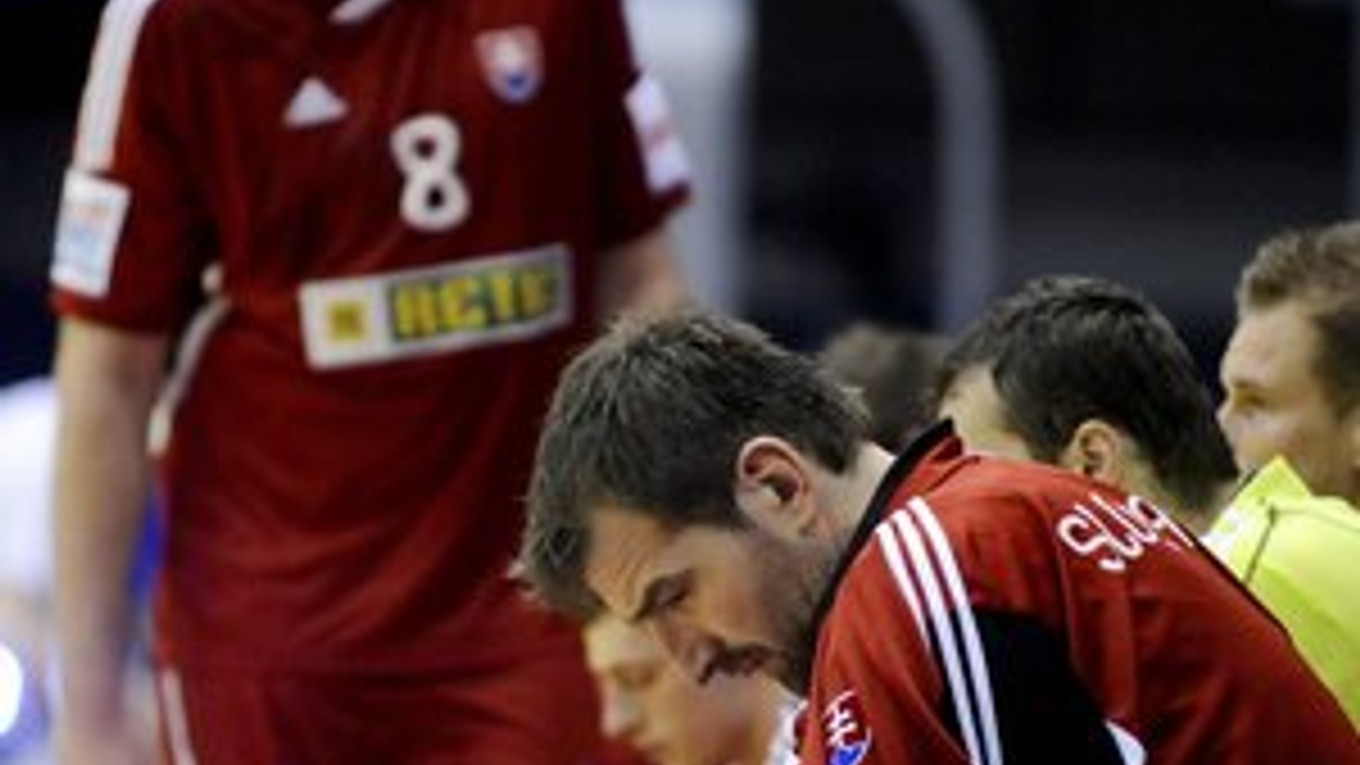 Výmena. Patrik Hruščák (v pozadí) nahradil v národiaku Daniela Vala (so sklonenou hlavou).