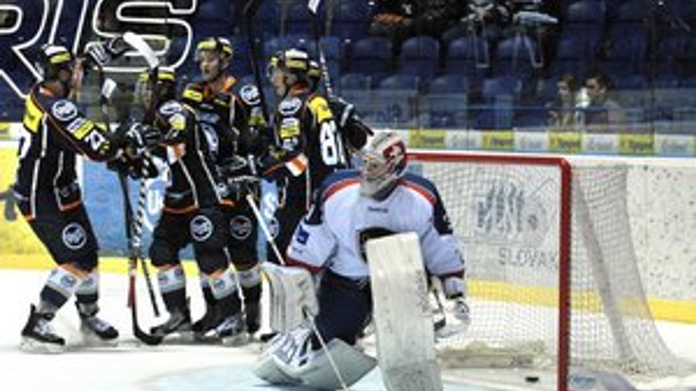 Smutný gólman. Brankár dvadsiatky Romančík po druhom góle Richarda Hunu.