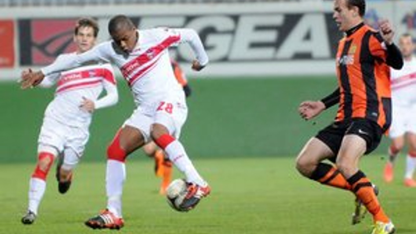 U súpera nepochodili. Luis Furtado z FC Vion Zlaté Moravce (v strede) a Boris Sekulič z MFK Košice (vpravo).